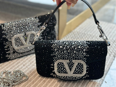 V new chain bag